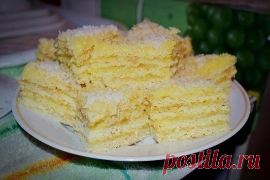 Торт «РАФАЭЛЛО»
Мягкий и очень вкусный!
2 яйца и 1 стакан сахара взбить, добавить 200 гр творога, добавить 1 ч.л. соды, ½ ч.л. соли, 1 стакан муки, взбить, добавить 2-ой стакан муки, перемешать ложкой.
Разделить тесто на 8 комочков, поставить на 1 час в холодильник.
КРЕМ:
2 яйца, 1 стакан сахара смешать, добавить 1,5 ст.л. муки, 400-500 мл. молока, все взбить, поставить на огонь. Помешивая, довести до кипения, сразу снять с огня, добавить 200 гр. сливочного масла, перемешать.
Коржики выпекат