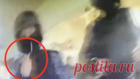 В Петербурге гость кафе напал на росгвардейца с вилкой. В Петербурге мужчину задержали после дебоша в одном из кафе города. Об этом сообщает Росгвардия региона. Инцидент произошел на Гончарной улице. По данным источника, россиянин проводил время в заведении, но в какой-то момент попытался ...