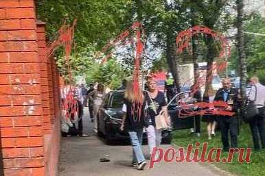 Под Москвой BMW влетел в толпу людей у здания колледжа и сбил четырех человек. Под Москвой на Олимпийском проспекте автомобиль BMW сбил четырех человек у колледжа. Об аварии в Мытищах сообщает Mash в Telegram-канале. По предварительным данным, водитель BMW не справился с управлением и вылетел на тротуар, где шли люди. Пострадавшим первую помощь оказала студентка медицинского колледжа.