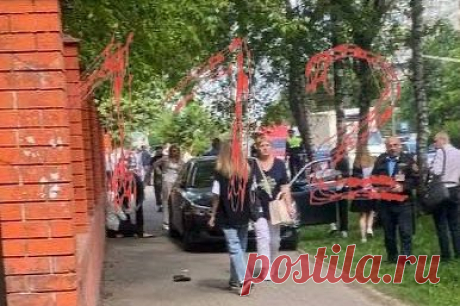 Под Москвой BMW влетел в толпу людей у здания колледжа и сбил четырех человек. Под Москвой на Олимпийском проспекте автомобиль BMW сбил четырех человек у колледжа. Об аварии в Мытищах сообщает Mash в Telegram-канале. По предварительным данным, водитель BMW не справился с управлением и вылетел на тротуар, где шли люди. Пострадавшим первую помощь оказала студентка медицинского колледжа.