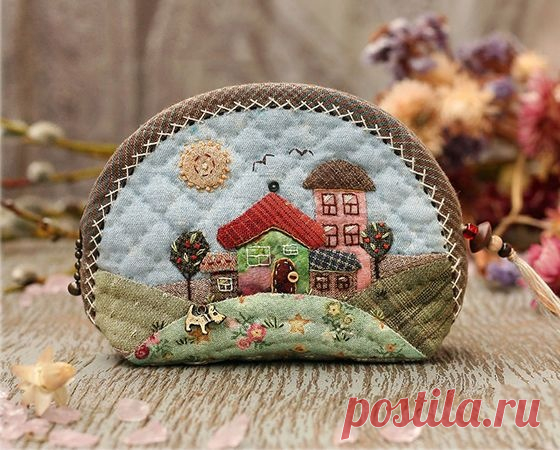 ​Лоскутное шитье Лоскутное шитьеЛоскутное шитье можно применить к сумкам и косметичкам, и даже к декоративным подушкам - и создать свои маленькие и большие шедевры.Творите и будьте счастливы.