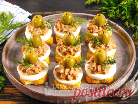 Канапе с тунцом (консервированным) — рецепт с фото Вкусные канапе очень легко приготовить за 15 минут, если у вас есть консервированный тунец, отваренные и охлажденные заранее куриные яйца.