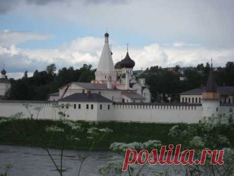 Бесстолпный двухсветный четверик Успенской церкви (в плане он представляет собой квадрат со стороной 12,8 метров) завершен пятиглавием. Южный вход в храм отмечен небольшим крыльцом. С востока к четверику примыкает полуциркульная алтарная апсида, а с запада - почти квадратная, со скошенными углами трапезная, ширина которой вдвое превышает ширину четверика. Четырехскатная кровля трапезной завершается главой на квадратном постаменте.