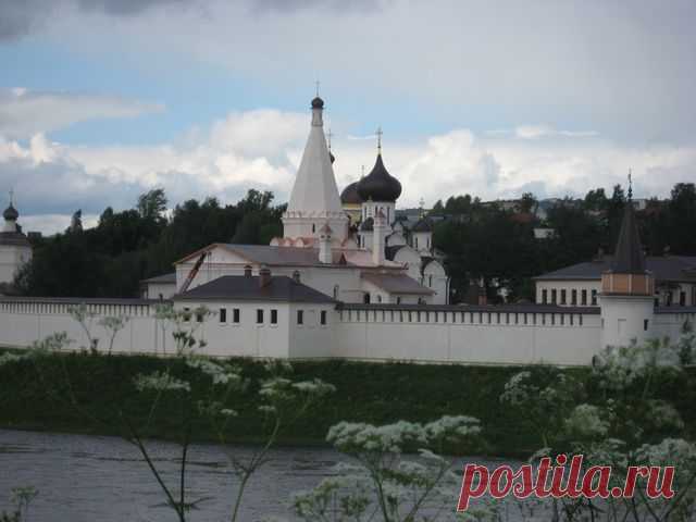 Бесстолпный двухсветный четверик Успенской церкви (в плане он представляет собой квадрат со стороной 12,8 метров) завершен пятиглавием. Южный вход в храм отмечен небольшим крыльцом. С востока к четверику примыкает полуциркульная алтарная апсида, а с запада - почти квадратная, со скошенными углами трапезная, ширина которой вдвое превышает ширину четверика. Четырехскатная кровля трапезной завершается главой на квадратном постаменте.