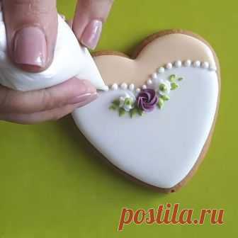 Я не додумалась сфотографировать отдельно пряники из свадебной корзины. Так что есть только пара рабочих снимков. Но зато видно бокалы с шампанским. 🥂 Давно хотела их сделать. ))))
#mylovelycookie_процесс
#mylovelycookie_свадебные #процессросписи #свадебныйпряник #свадебныйподарок