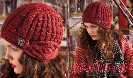 Дизайнерская шапка спицами с брошкой от Vogue