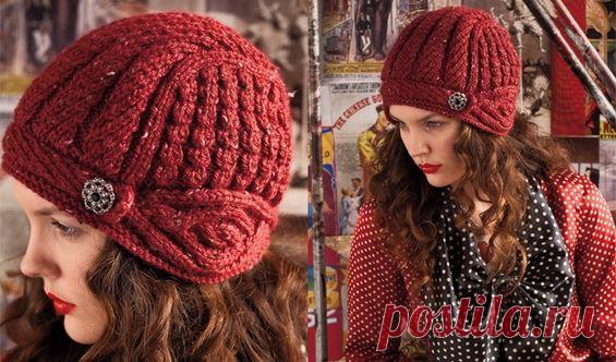 Дизайнерская шапка спицами с брошкой от Vogue