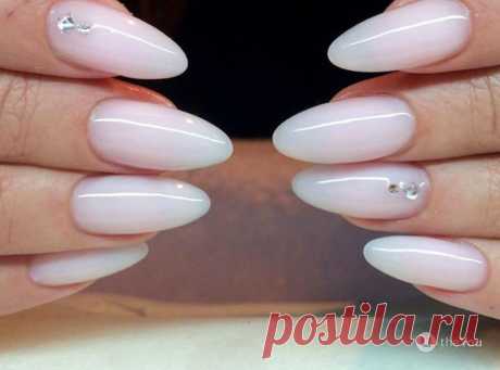 Светлый маникюр на миндаль на сайте theYou