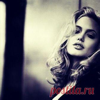 Чего ты больше ей принёс -
Нежданных радостей иль слёз?
Печали тихой перед сном,
Когда так пуст бывает дом?

Когда подушка горяча
И горяча рука во тьме,
И нет любимого плеча,
Чтобы забыться в сладком сне?

Чего ты больше ей принёс -
Переживаний или грёз?
Веселой нежности любви?
Иль одиночества с людьми?
Весенних гроз
Иль стылых вьюг?
Иль бесконечности разлук?
Чего ты больше ей принёс? -
Себя ты спросишь в сотый раз.
И вновь забудешь свой вопрос
Вблизи её счастливых глаз,
В...