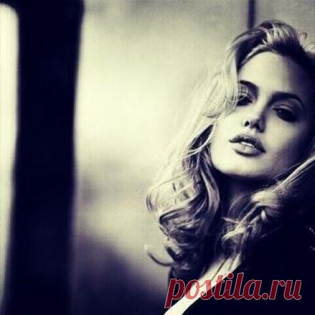 Чего ты больше ей принёс -
Нежданных радостей иль слёз?
Печали тихой перед сном,
Когда так пуст бывает дом?

Когда подушка горяча
И горяча рука во тьме,
И нет любимого плеча,
Чтобы забыться в сладком сне?

Чего ты больше ей принёс -
Переживаний или грёз?
Веселой нежности любви?
Иль одиночества с людьми?
Весенних гроз
Иль стылых вьюг?
Иль бесконечности разлук?
Чего ты больше ей принёс? -
Себя ты спросишь в сотый раз.
И вновь забудешь свой вопрос
Вблизи её счастливых глаз,
В...