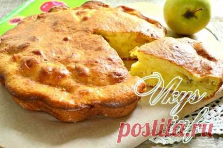 Шарлотка на кефире с яблоками