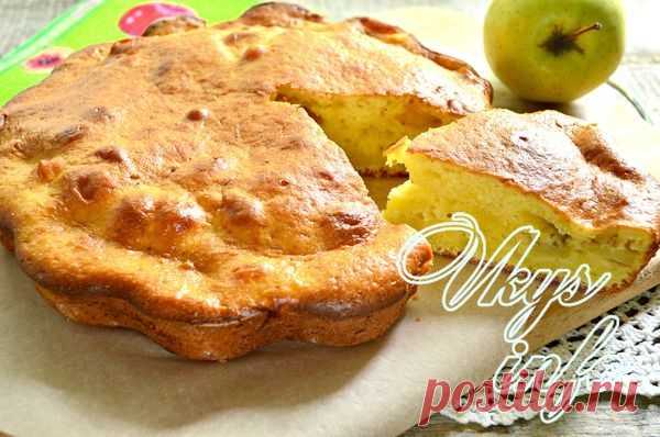 Шарлотка на кефире с яблоками