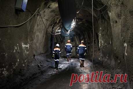 На шахте в Кузбассе начался пожар. В шахте «Ерунаковская» в Новокузнецке начался пожар. Об этом сообщил источник «Интерфакса» в экстренных службах. Работу шахты из-за пожара в Кузбассе приостановили, горняки самостоятельно поднимаются на поверхность. Сведений о пострадавших при пожаре и других подробностей происшествия пока не приводится.