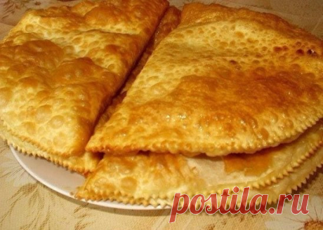ЧЕБУРЕКИ НА КЕФИРЕ С КАРТОШЕЧКОЙ И СЫРОМ - ФАНТАСТИЧЕСКОЕ ОБЪЕДЕНЬЕ!
Кстати, чебуреки могут быть очень даже изысканными. Конечно, я не предлагаю рецепт чебуреков с фуа-гра и черными трюфелями, но с картофелем и сыром они не менее аппетитны.
Нам понадобится:
- 1 яйцо
- 150 мл. кефира + 1 ст.л.сметаны
- 50 гр.сливочного масла (растопить)
- 0,5 ч.л.соли
- 450 гр.муки
для начинки:
- 1 кг картофеля
- 100-150 гр любого твердого сыра
- 1 пучок укропа,соль перец 
Приготовление:
1. Для теста.
Раст