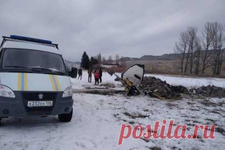 Два человека погибли при падении дельтаплана в Ставропольском крае. На месте происшествия работают экстренные службы.