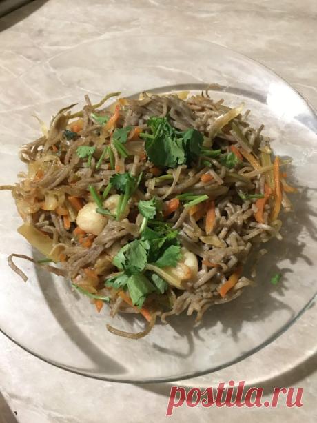 Креветки с гречневой лапшой и овощами стир-фрай