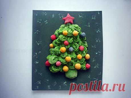 ​Ёлочка из солёного теста Ёлочка из солёного тестаГотовим материалы для соленого тестаДля того чтобы делать необычные поделки и украшения из соленого теста, нам пригодятся такие материалы, как мука, соль, вода и пищевые красители.Делаем цветное соленое тестоДелаем цветное соленое тесто. Для этого нам понадобится 3...