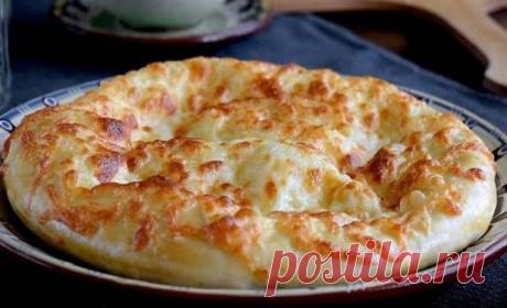 1 литър топло мляко 1 ч.л. захар ½ ч.л. сол ½ пакетче (6 г) мая 1400 грама брашно 40 г или 4 супени лъжици растително масло 2 яйца