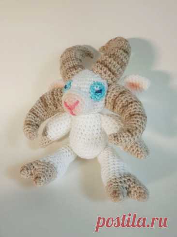 PDF Козовечка крючком. FREE crochet pattern; Аmigurumi toy patterns. Амигуруми схемы и описания на русском. Вязаные игрушки и поделки своими руками #amimore - четырёхрогая овечка, овца из обычной пряжи, четырёхрогий баран, барашек.