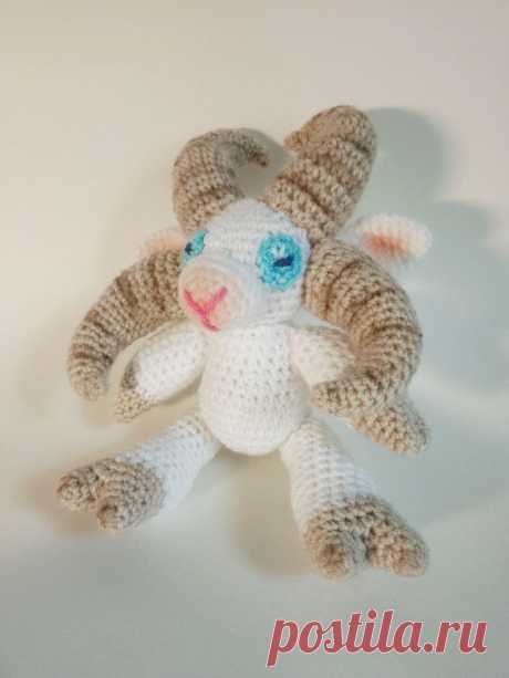 PDF Козовечка крючком. FREE crochet pattern; Аmigurumi toy patterns. Амигуруми схемы и описания на русском. Вязаные игрушки и поделки своими руками #amimore - четырёхрогая овечка, овца из обычной пряжи, четырёхрогий баран, барашек.