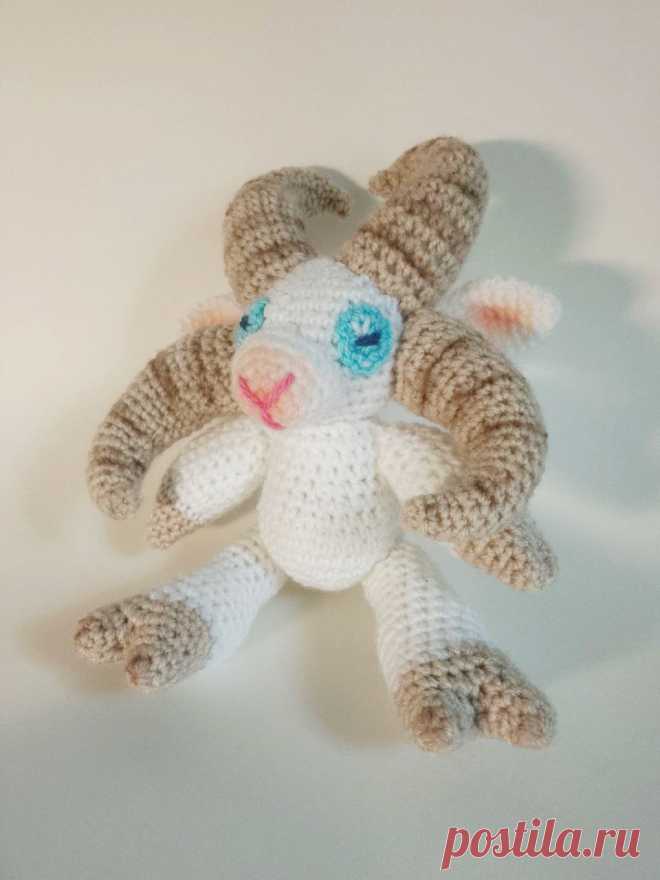 PDF Козовечка крючком. FREE crochet pattern; Аmigurumi toy patterns. Амигуруми схемы и описания на русском. Вязаные игрушки и поделки своими руками #amimore - четырёхрогая овечка, овца из обычной пряжи, четырёхрогий баран, барашек.