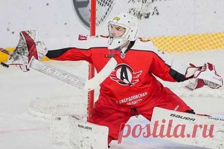 Российский голкипер подписал контракт с клубом НХЛ. Российский голкипер Георгий Романов подписал контракт с «Сан-Хосе Шаркс», выступающим в НХЛ. Агент 23-летнего вратаря сообщил, что соглашение с клубом рассчитано на два года. Ранее хоккеист выступал только за российские команды. В сезоне-2022/2023 он играл во Всероссийской хоккейной лиге за «Горняк».