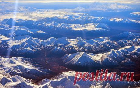 Вид из самолета на горные массивы на юге полуострова Камчатка. Фотограф: Юрий Смитюк.  Подробнее на ТАСС: https://tass.ru/spec/kamchatka  |  Осенняя Камчатка - Туризм на Камчатке - Вулканы Камчатки