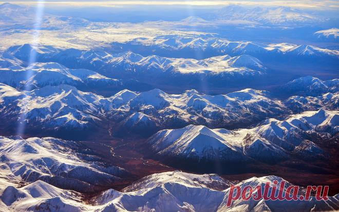 Вид из самолета на горные массивы на юге полуострова Камчатка. Фотограф: Юрий Смитюк.  Подробнее на ТАСС: http://tass.ru/spec/kamchatka  |  Осенняя Камчатка - Туризм на Камчатке - Вулканы Камчатки