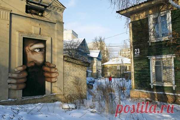 После страшных пожаров 2010 года Выкса потеряла статус маленькой Швейцарии, зато приобрела новый. Сегодня одноименная столица округа – центр российского уличного искусства.