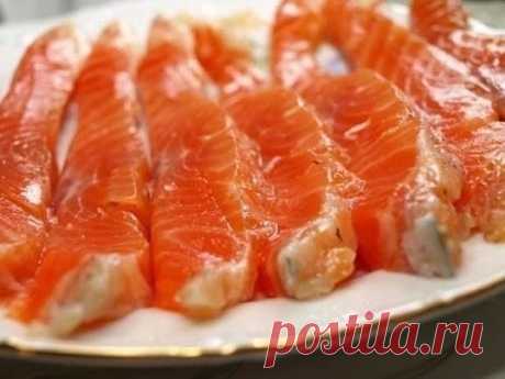 9 маринадов для рыбы
Вкусно как у бабули  

1. Скумбрия за три минуты

Ингредиенты:

Скумбрия (средняя) — 1 шт
Луковая шелуха (сколько есть, на глаз)
Соль (ложки без верха) — 5 ст.л.
Вода — 1 л

Приготовление:

Луковую шелуху замочить ненадолго в воде. Потом поставить на огонь и добавить соль. На литр воды нужно 5 столовых ложек соли (если воды надо больше, то и соли соответственно). Соленую луковую воду вскипятить, положить скумбрию и варить ровно 3 минуты! Потом рыбку от...