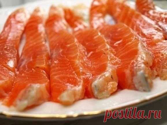9 маринадов для рыбы
Вкусно как у бабули  

1. Скумбрия за три минуты

Ингредиенты:

Скумбрия (средняя) — 1 шт
Луковая шелуха (сколько есть, на глаз)
Соль (ложки без верха) — 5 ст.л.
Вода — 1 л

Приготовление:

Луковую шелуху замочить ненадолго в воде. Потом поставить на огонь и добавить соль. На литр воды нужно 5 столовых ложек соли (если воды надо больше, то и соли соответственно). Соленую луковую воду вскипятить, положить скумбрию и варить ровно 3 минуты! Потом рыбку от...
