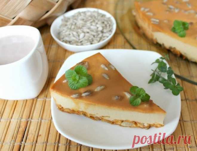​Карамельный торт Ингредиенты:Сахар — 1,5 стак.Сливки — 250 мл Масло сливочное — 50 г Творог — 500 г Сметана густая — 200 мл Желатин — 30 г Изюм — 4 ст. л. Семечки — 4 ст. л. Хлопья кукурузные — 70 г Соль —...
