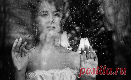 Екатерина Горбовская
Я думала, что главное в погоне за судьбой -
Малярно-ювелирная работа над собой:
Над всеми недостатками,
Которые видны,
Над скверными задатками,
Которые даны,
Волшебными заплатками,
Железною стеной
Должны стоять достоинства,
Воспитанные мной.
Когда-то я так думала
По молодости лет.
Казалось, это главное,
А оказалось - нет.
Из всех доброжелателей никто не объяснил,
Что главное, чтоб кто-нибудь
Вот так тебя любил:
Со всеми недостатками,
Слезами и припадка...