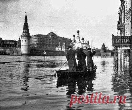 На лодке по Красной Площади. Самое боль / Историческая справка