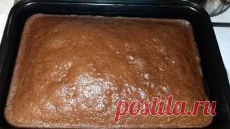 Простой и вкусный пирог к чаю Этот пирог мне мама часто готовила в детстве, а теперь его делаю я , когда xочется сладкого, а заморачиваться не xочется. Итак, ингредиенты: - 2 яйца; - 2 ч.л. соды; - 1 стакан крепкого чая (у меня стакан 200 мл...