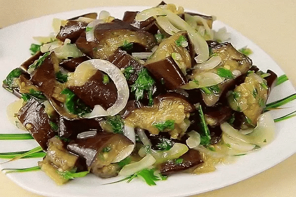 Маринованные баклажаны. 
Ингредиенты:
Баклажаны - 2 шт, 
Лук - 1 шт, 
Чеснок - 3 зуб, 
Сахар - 1 ч.л, 
Соль - 1 ч. л, 
Петрушка, 
Масло подсолнечное - 2 ст. л, 
Уксус 9% - 1 ст. л.
Приготовление:
Баклажаны помойте и отделите от плодоножек.
Срезаем у них края.
Нарезаем вдоль пластинками в 1 см. Противень смазываем растительным маслом и раскладываем наши баклажаны.
Ставим в духовку  минут на 20-25 при  190гр
Для маринада необходимо: 
Лук нарезать полукольцами, зелень измельчить, чеснок, уксус,