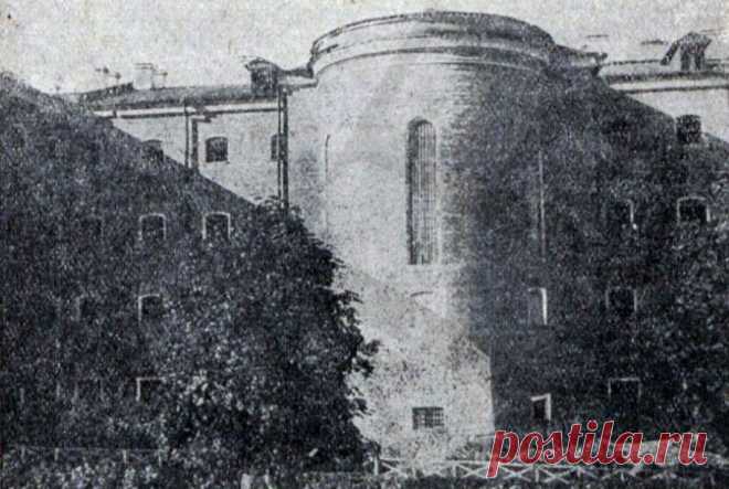 Как Киев продвигался на запад В 1879 году предместье вошло в состав Киева. Холмистая местность, изрезанная глубокими оврагами, имела своеобразную топонимику – Черный яр, Волчий яр, Саксонский яр, Кмитов яр. В тот период на Лукьяновке проживали 10 808 человек. О занятиях здешних жителей сообщает путеводитель 1884 года: «Население состоит по преимуществу из ремесленников – кожевенников, кирпичников и разночинцев разных сословий».