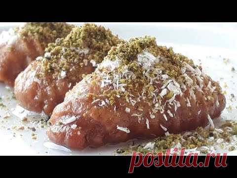 Влейте кипящее масло в муку и замесите.