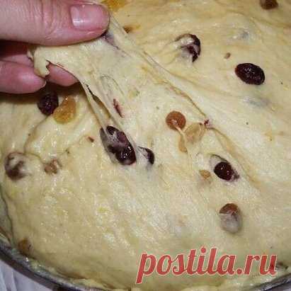 Пасха в этом году выпала на 19 апреля.
Сохраните этот изумительный рецепт куличей!
Александрийское тесто (для куличей). Совершенно потрясающие куличи! Сладкие, нежные, мягкие... Вкуснее я не ела в жизни!
Рецепт бабушкин, готовит она по этому рецепту уже несколько десятков лет.
С порции получается очень много куличей, смело делите количество на 2, 3, 4...
1 л. топленого молока;
1 кг. сахара;
500 гр. слив. масла;
10 яиц;
3 желтка;
150 гр. свежих дрожжей.
Яйца слегка взбить, масло порезать кусо