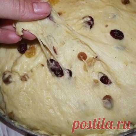 Пасха в этом году выпала на 19 апреля.
Сохраните этот изумительный рецепт куличей!
Александрийское тесто (для куличей). Совершенно потрясающие куличи! Сладкие, нежные, мягкие... Вкуснее я не ела в жизни!
Рецепт бабушкин, готовит она по этому рецепту уже несколько десятков лет.
С порции получается очень много куличей, смело делите количество на 2, 3, 4...
1 л. топленого молока;
1 кг. сахара;
500 гр. слив. масла;
10 яиц;
3 желтка;
150 гр. свежих дрожжей.
Яйца слегка взбить, масло порезать кусо