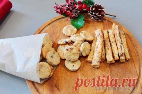 Сырное печенье с маслинами и розмарином Вкуснейшие сырные крекеры покорят любого любителя сыра. А маслины и розмарин придают пикантность сырному печенью. Рецепт очень простой и готовится буквально на раз-два-три!Ингредиенты: Пшеничная мука ...