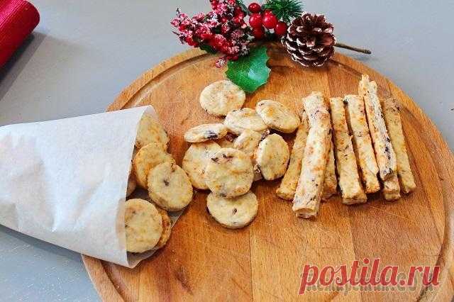 Сырное печенье с маслинами и розмарином Вкуснейшие сырные крекеры покорят любого любителя сыра. А маслины и розмарин придают пикантность сырному печенью. Рецепт очень простой и готовится буквально на раз-два-три!Ингредиенты: Пшеничная мука ...