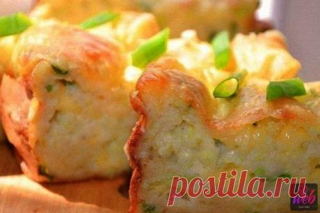 "ВОЗДУШНАЯ" КАБАЧКОВАЯ ЗАПЕКАНКА

Ингредиенты:
400 грамм кабачка,
100 грамм сыра,
2 яйца,
100 грамм сметаны,
0,5 чайной ложки гашеной соды,
150 грамм муки,
зелень,
0,5 чайной ложки соли.,
перец.

Приготовление:

1. Кабачок натереть, отжать хорошенько.

2. Сыр очень мелко порезать или натереть, порезать зелень.

3. Соду перемешать со сметаной, оставить на 5 мин, добавить яйца, соль, перец, взбить вилкой, всыпать муку, перемешать. Затем туда же выложить сыр, кабачок и зелень...