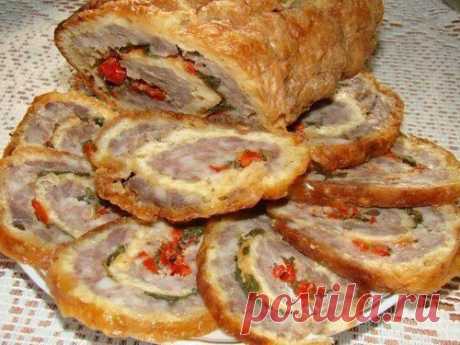 Рулет из сыра с мясным фаршем.