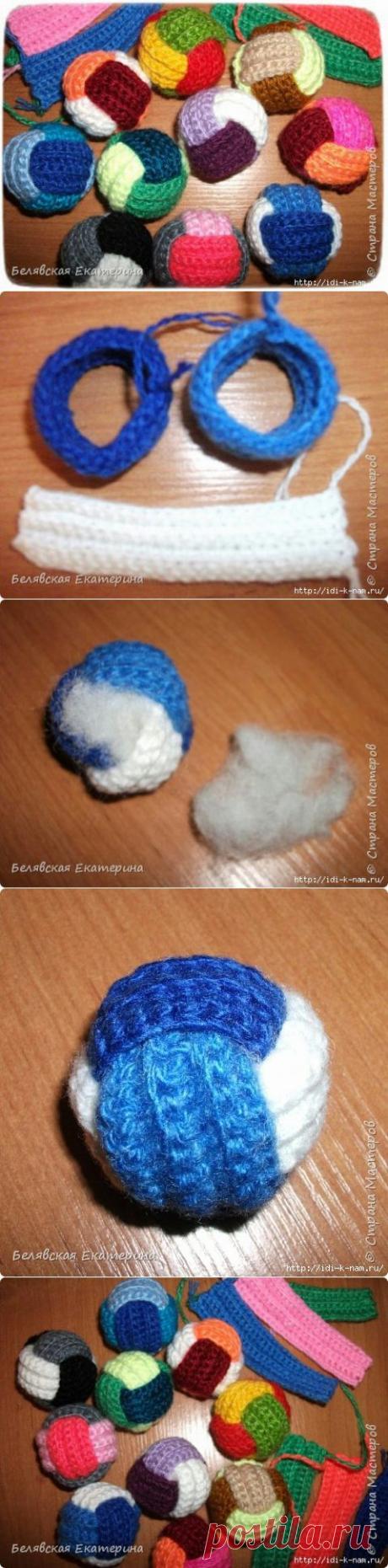 вязаный трехцветный мячик