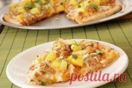 Пицца с курятиной и ананасами