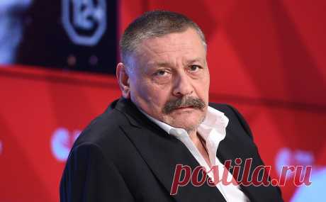 Суд оштрафовал Дмитрия Назарова по статье о дискредитации армии. Актера Дмитрия Назарова оштрафовали из-за дискредитации армии на 50 тыс. руб. После увольнения из МХТ им. Чехова Назаров вместе с супругой Ольгой Васильевой покинул Россию