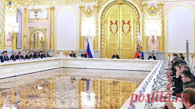 Мишустин: правительство актуализирует программы повышения рождаемости