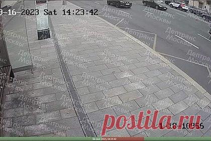 Сын заслуженного врача России сбил двух человек в центре Москвы и попал на видео. На Садовой-Спасской улице в центре Москвы автомобиль Mercedes сбил двух человек. За рулем иномарки находился сын заслуженного врача России, глазного микрохирурга и основателя технологии Lasik Игоря Медведева Кирилл. Прокуратура Москвы сообщила об одном пострадавшем. Он находится в тяжелом состоянии.