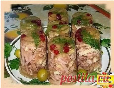 ЗАЛИВНОЕ "РУССКОЕ" В СТАКАНЧИКЕ
Приготовление:
1. Сварить куриный бульон , процедить , добавить немного желатина.
2. Взять ветчину, варёные куриного филе и говяжий язык …все режется соломкой..положить раздавленный чеснок, перемешать..
3. Теперь берем стопочки , на дно кладем клюкву , зелень какая есть, заливаем и оставляем чтобы застыло.
4. Когда слой застынет накладываем мясную смесь и заливаем бульоном до верха. Оставляем застывать.
Перед подачей на несколько секунд опус...